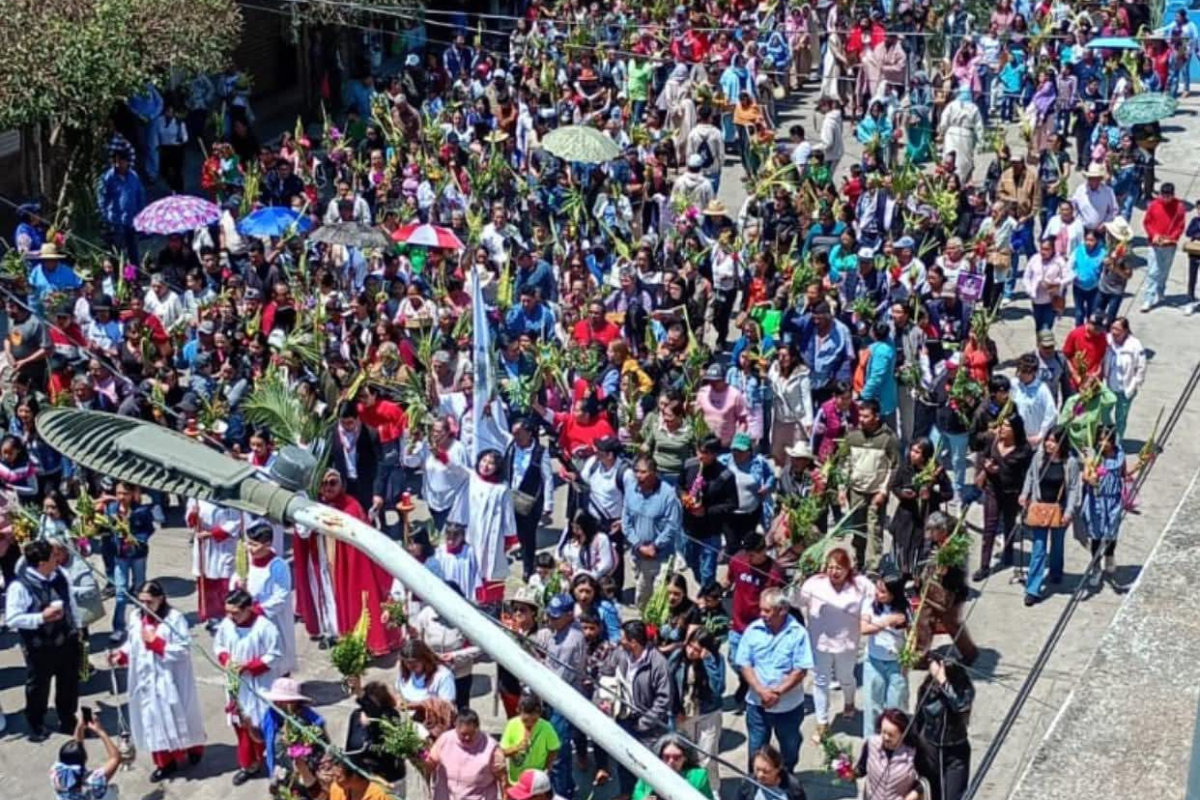 Los actores y creyentes recorrieron una de las avenidas principales con destino a la parroquia de San Agustín de Hipona | Foto: Especial