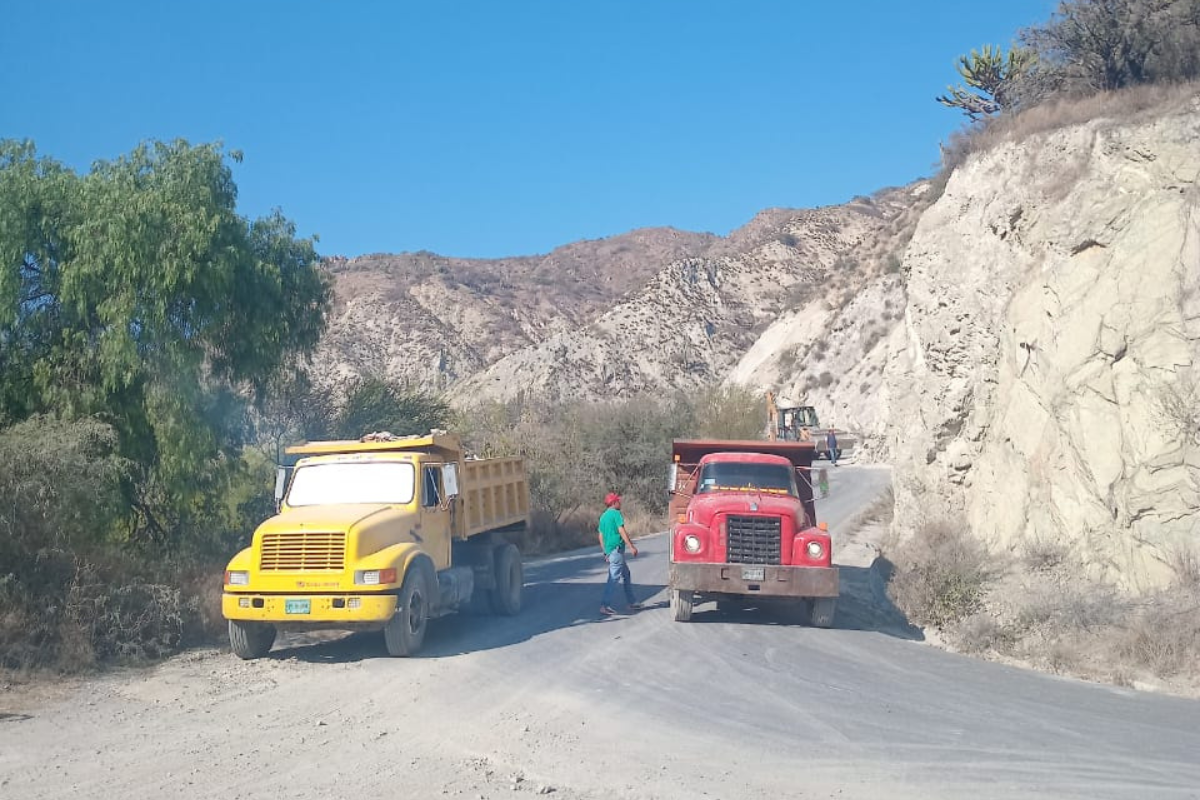 En noviembre de 2025 y en febrero pasado, los habitantes presentaron oficios ante la presidencia municipal, por lo que se realizó el retiro de dos de los derrumbes | Foto: Especial