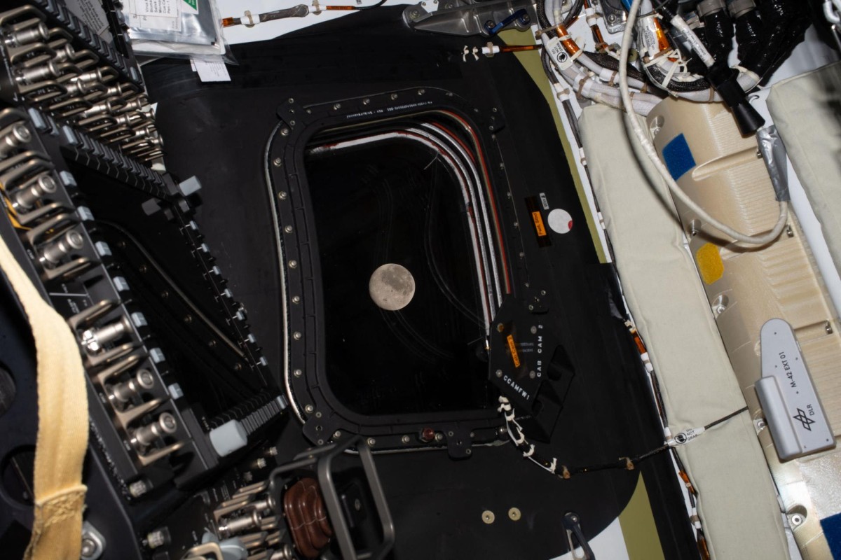 Los astronautas observan el eclipse solar desde la cara oculta del satélite, un fenómeno no visible desde la Tierra