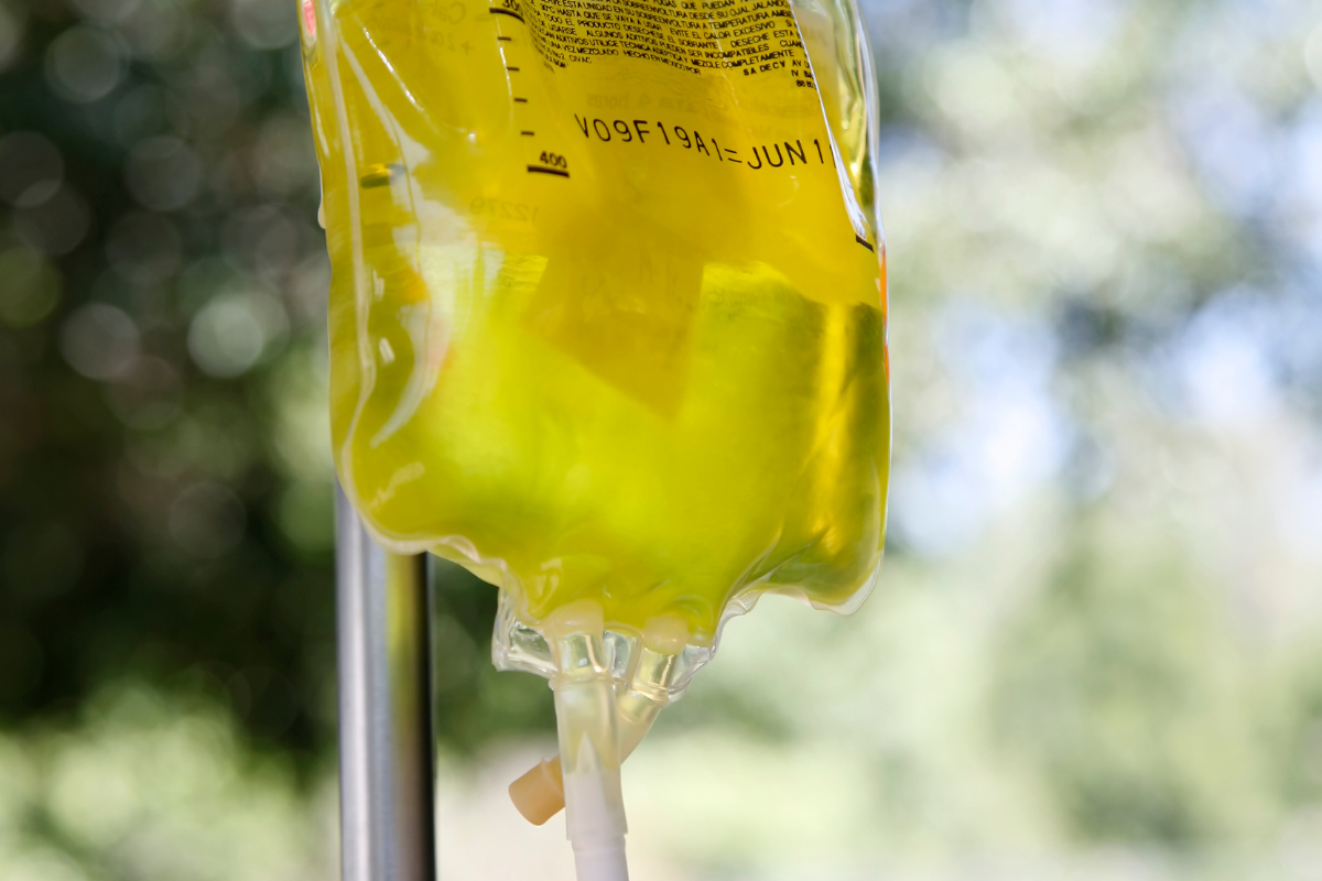 Personal forense realiza diligencias en la clínica asegurada en Hermosillo, Sonora, tras las muertes vinculadas al suero vitaminado