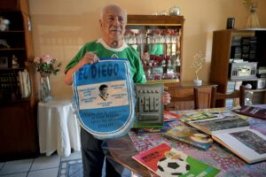 La familia Rueda mantiene viva la pasión, aunque hoy ir al estadio es casi imposible.