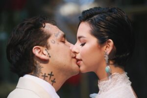 La pareja se mantiene en el centro de la conversación pública.