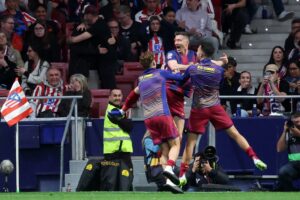 El liderato del Barcelona contrasta con la urgencia del Real Madrid.