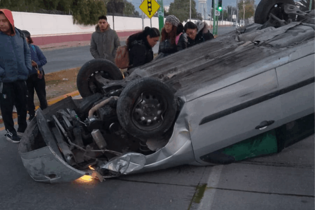 Así quedó el vehículo volcado sobre el bulevar Everardo Márquez en Pachuca