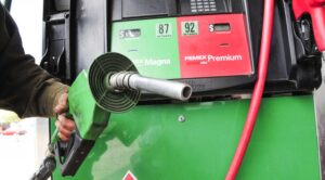 Las gasolineras que incumplen con el precio de la gasolina serán señaladas con lonas de Profeco