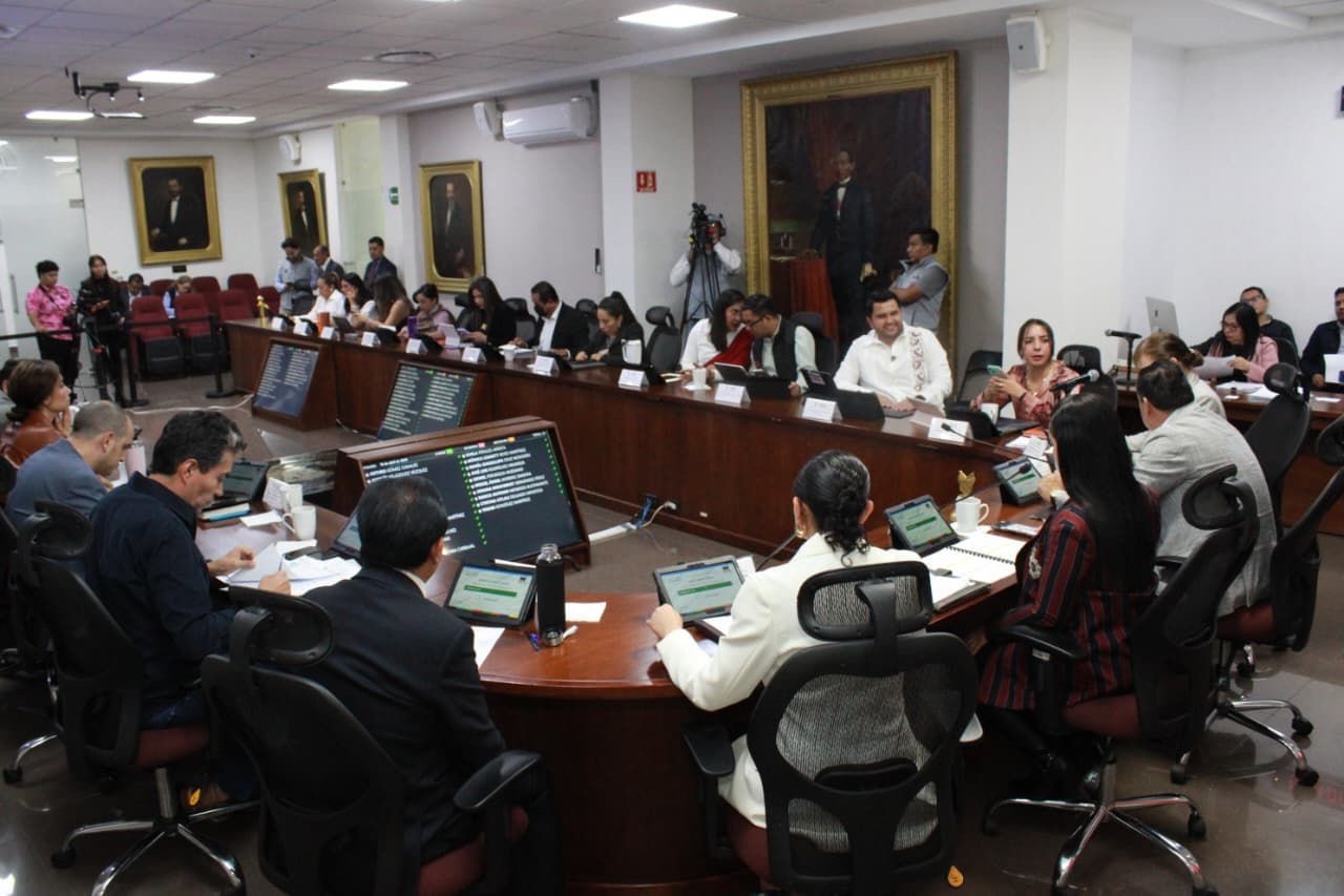 La diputada Paloma Barragán, acompañada de otros legisladores, durante la presentación de la iniciativa para los cuidadores de pacientes en hospitales de Hidalgo