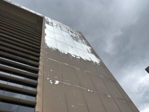 El deterioro del recubrimiento exterior del edificio obligaría a retirar las placas actuales y renovar la estructura