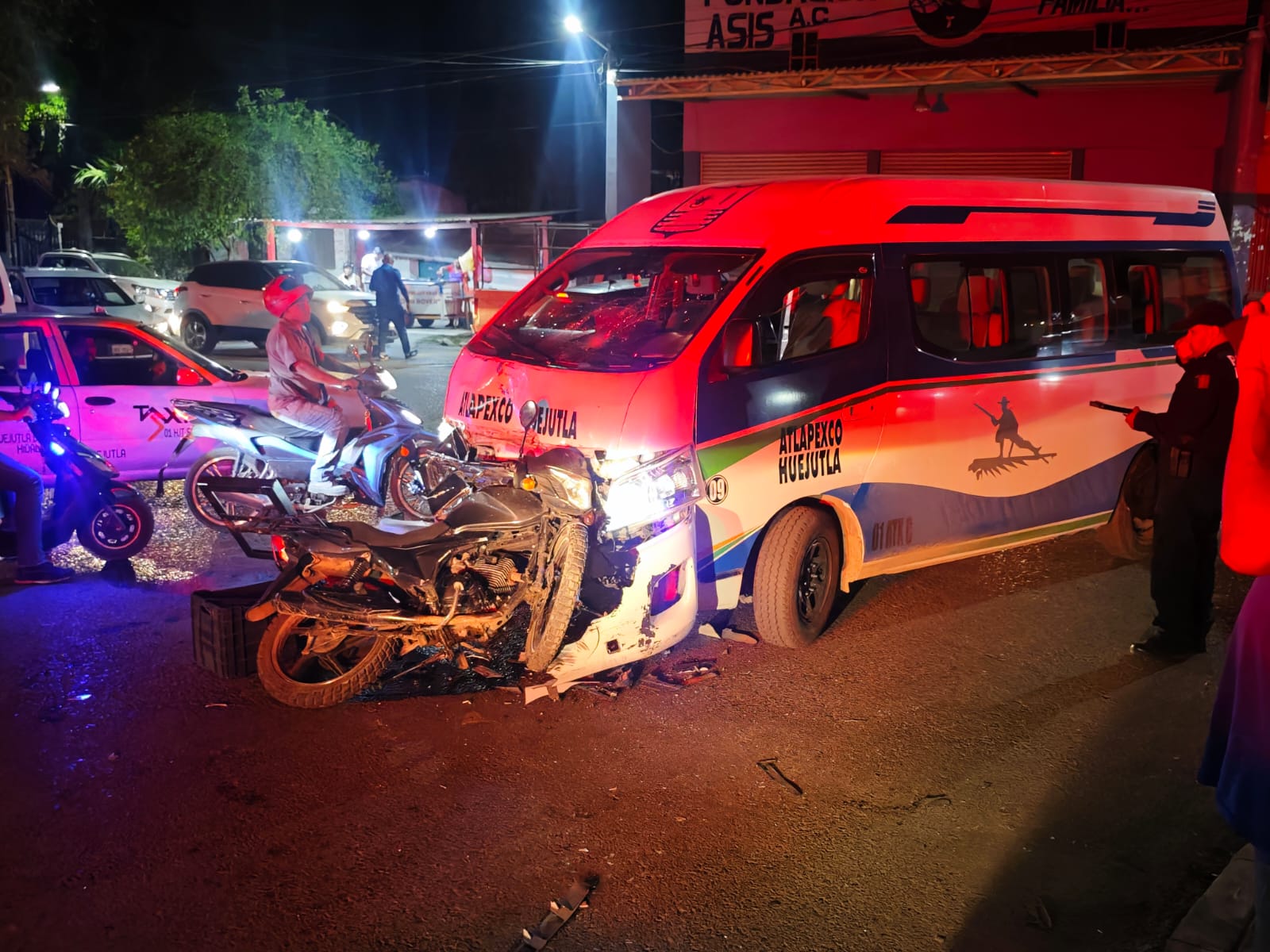 Motociclista choca contra combi de la ruta Huejutla–Atlapexco en la colonia Cinco de Mayo