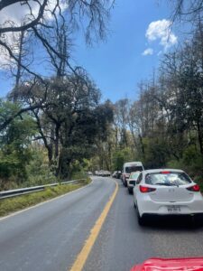 Vacacionistas reportan contratiempos en la carretera Real del Monte-Huasca durante el inicio de las vacaciones de Semana Santa.