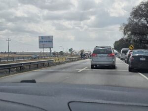 Vehículos detenidos por el accidente en el carril de alta, lo que ha provocado una significativa congestión vehicular