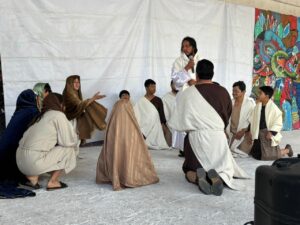 La escena final del Domingo de Resurrección en El Arbolito, donde el Cristo minero resucita ante la multitud