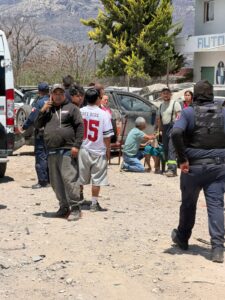 Las víctimas del accidente fueron atendidas rápidamente por paramédicos de la zona.
