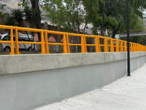 Los avances visibles en la nueva zona de comerciantes de Pachuca incluyen mesas construidas en el área destinada para alimentos y la instalación de servicios básicos