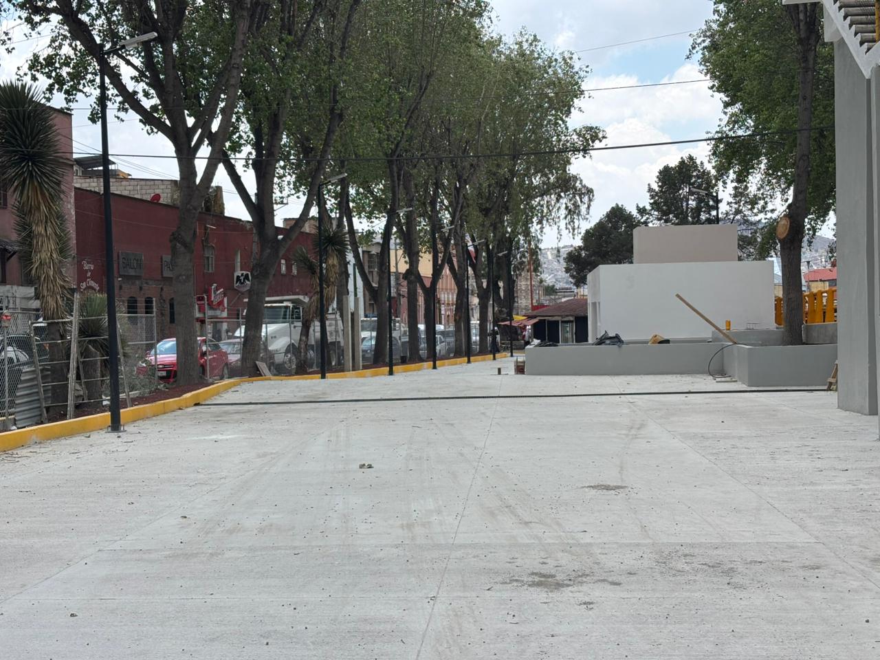 La nueva zona de comerciantes de Pachuca se encuentra en su fase final, con la plancha de concreto ya instalada y áreas de trabajo listas para la distribución de los vendedores