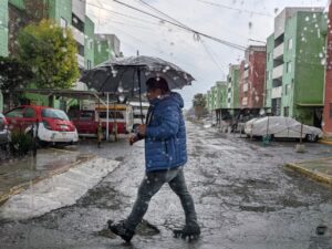 Vecinos de El Palmar enfrentaron visibilidad reducida y complicaciones en el tránsito debido a la lluvia intensa