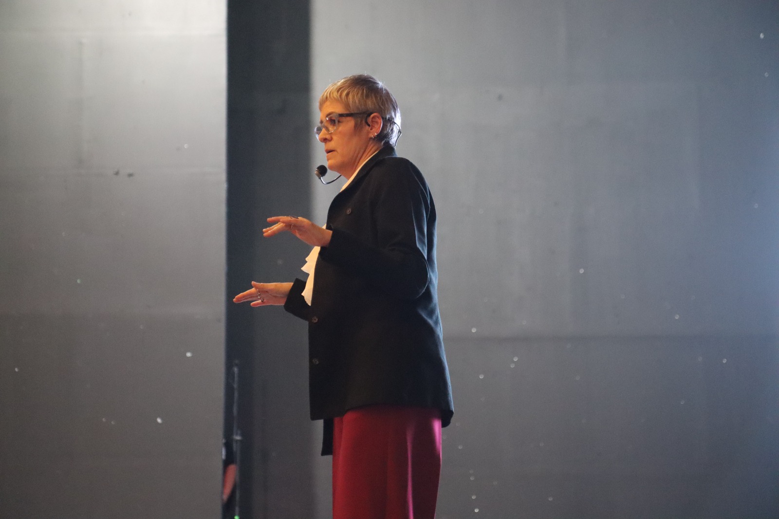 La Dra. Val Alino, conferencista internacional, compartiendo su experiencia con los servidores públicos de Actopan