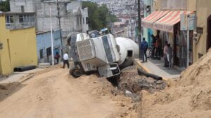 La mañana de este domingo, una revolvedora sufrió una volcadura en las obras del centro de Pachuca