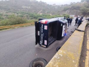 paramédicos del cuerpo de bomberos del estado, brindan la atención médica a los lesionados