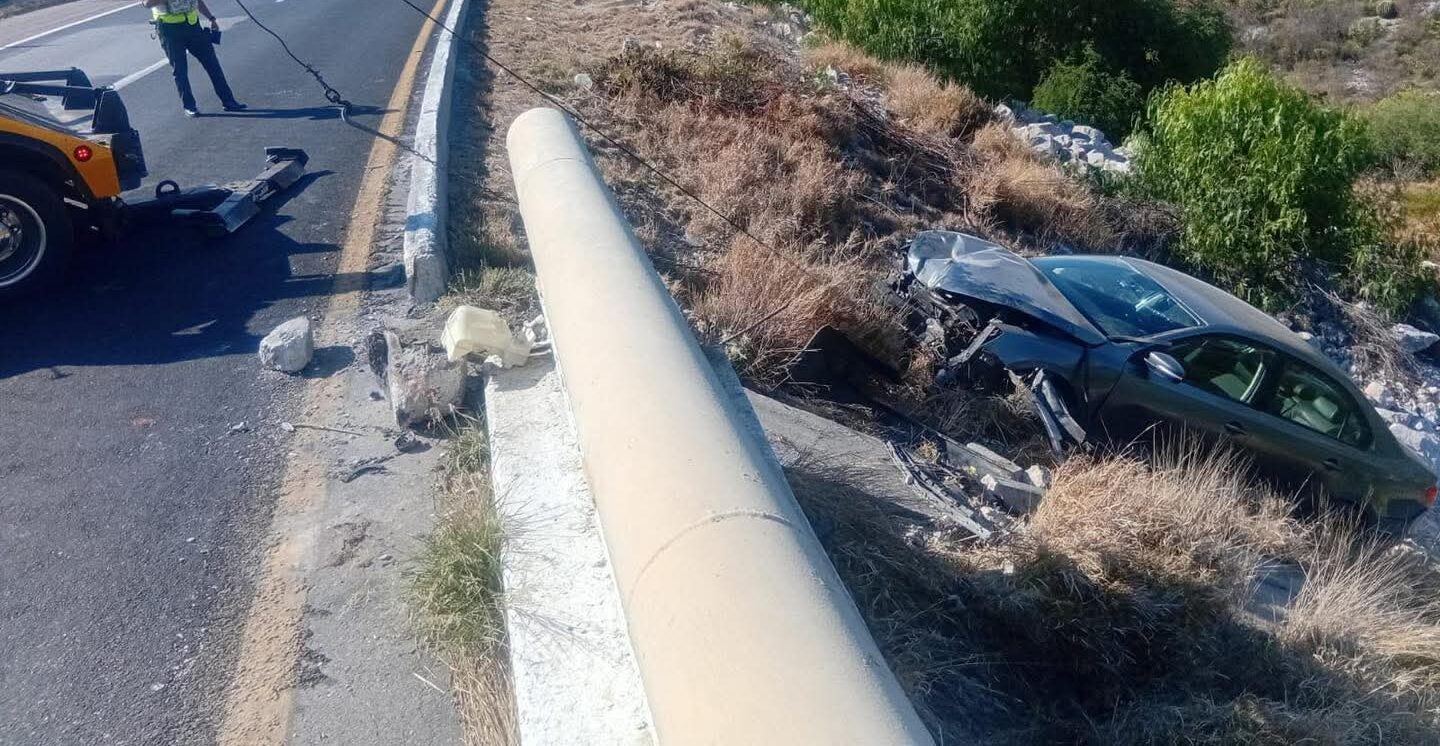 Un accidente en Ixmiquilpan dejó un vehículo en un barranco, pero lo más extraño fue la desaparición de los involucrados