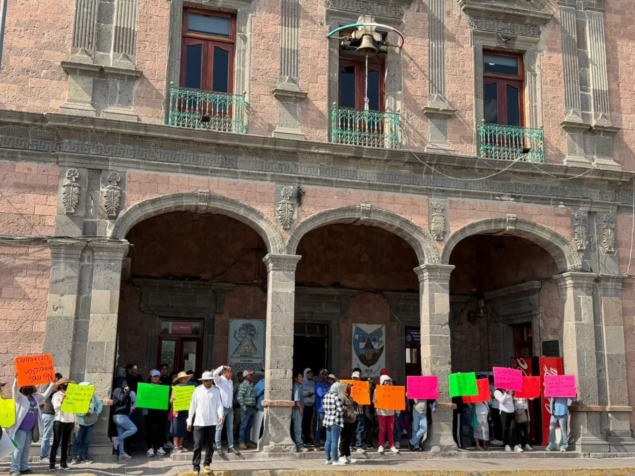 El robo de vehículo en Ixmiquilpan provocó una inmediata reacción ciudadana, con bloqueos en zonas comerciales