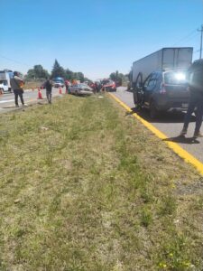 La circulación en la carretera México-Tuxpan fue paralizada tras un accidente en Singuilucan, donde una camioneta chocó contra un tráiler