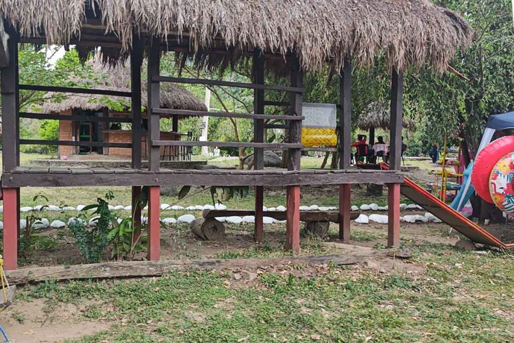 Dentro de las acciones ambientales del Centro Ecoturístico Huilotepec se encuentra el reciclaje de PET, cartón y fierro, además de evitar la quema de basura