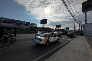 El regreso a clases tras Semana Santa provocó largas filas de vehículos en la glorieta Miguel Hidalgo, complicando la movilidad