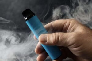 Autoridades de Reino Unido buscan crear una generación libre de humo mediante una ley que limitará el acceso a cigarrillos y vapeadores para quienes nacieron después de 2009