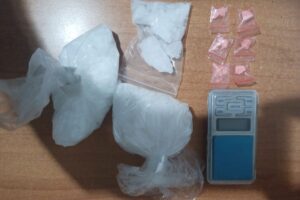 Tras una denuncia ciudadana, autoridades lograron ubicar a un sujeto con metanfetamina en Pachuca, asegurando droga y equipo presuntamente utilizado para su distribución en la zona