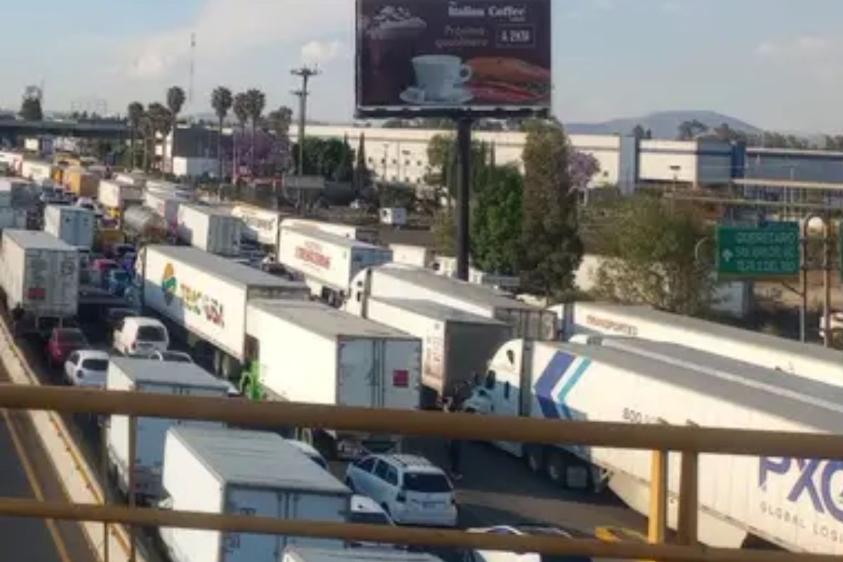 El bloqueo en la autopista México-Querétaro hoy provocó largas filas de vehículos y caos vial en ambos sentidos en el Estado de México