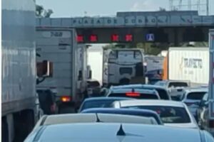 Manifestantes cerraron la caseta en Tepotzotlán, afectando la circulación en la México-Querétaro y generando retrasos