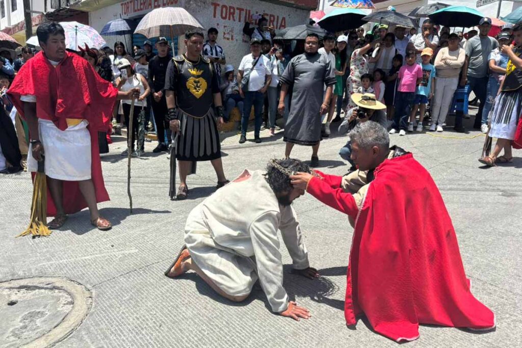 Bajo los inclementes rayos del sol, el viacrucis se extendió por casi tres horas | Foto: Luis Godínez