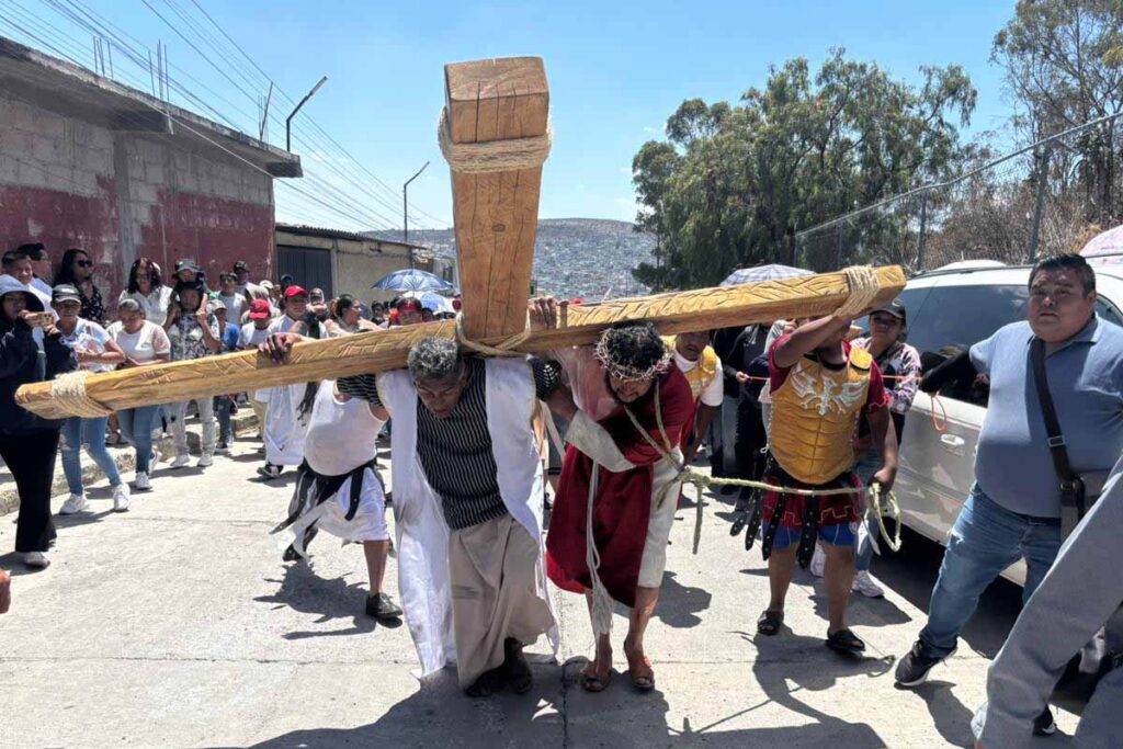 El contingente avanzó por calles como Bugambilia, Pedro Escobedo y Ruiz Cortines, hasta alcanzar la vieja carretera a Real del Monte
