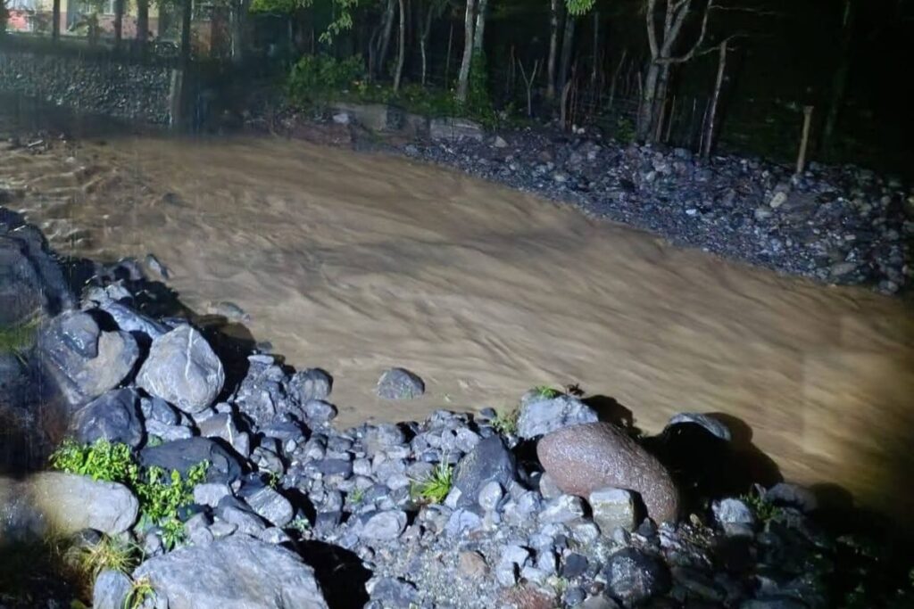 Puente de Huehuetla colapsa tras las lluvias y los pobladores están inconformes