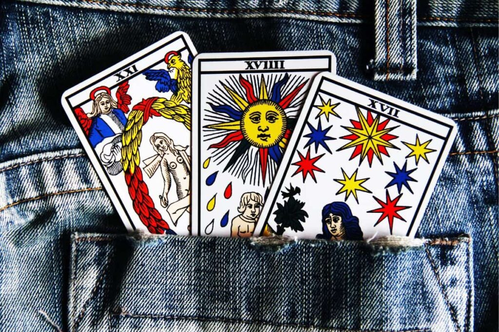 Enrique Santos y el tarot como terapia más allá de la adivinación y los secretos a través de las cartas
