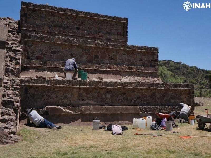 Arqueólogos del INAH Hidalgo trabajan en la consolidación de estructuras de la Pirámide B en Tula.