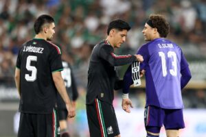 Ochoa ingresó de cambio y volvió a defender la meta de México tras casi año y medio de ausencia