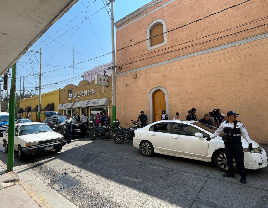 Accionan pistola de gas pimienta en céntrico percance vial atribuido a