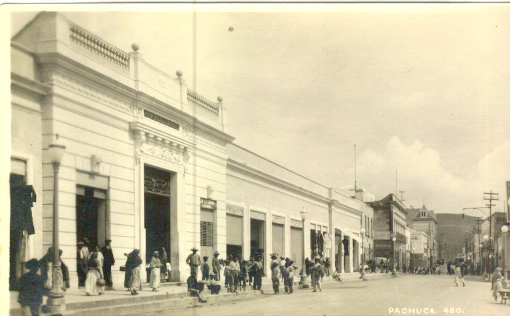 Las imágenes que se conocen del primigenio edificio permiten apreciar la recia estructura de ladrillo y cemento con la que se construyó y la hermosa portada central de cantera blanca en la que de manera ecléctica se mezclaban diversos elementos del clasicismo