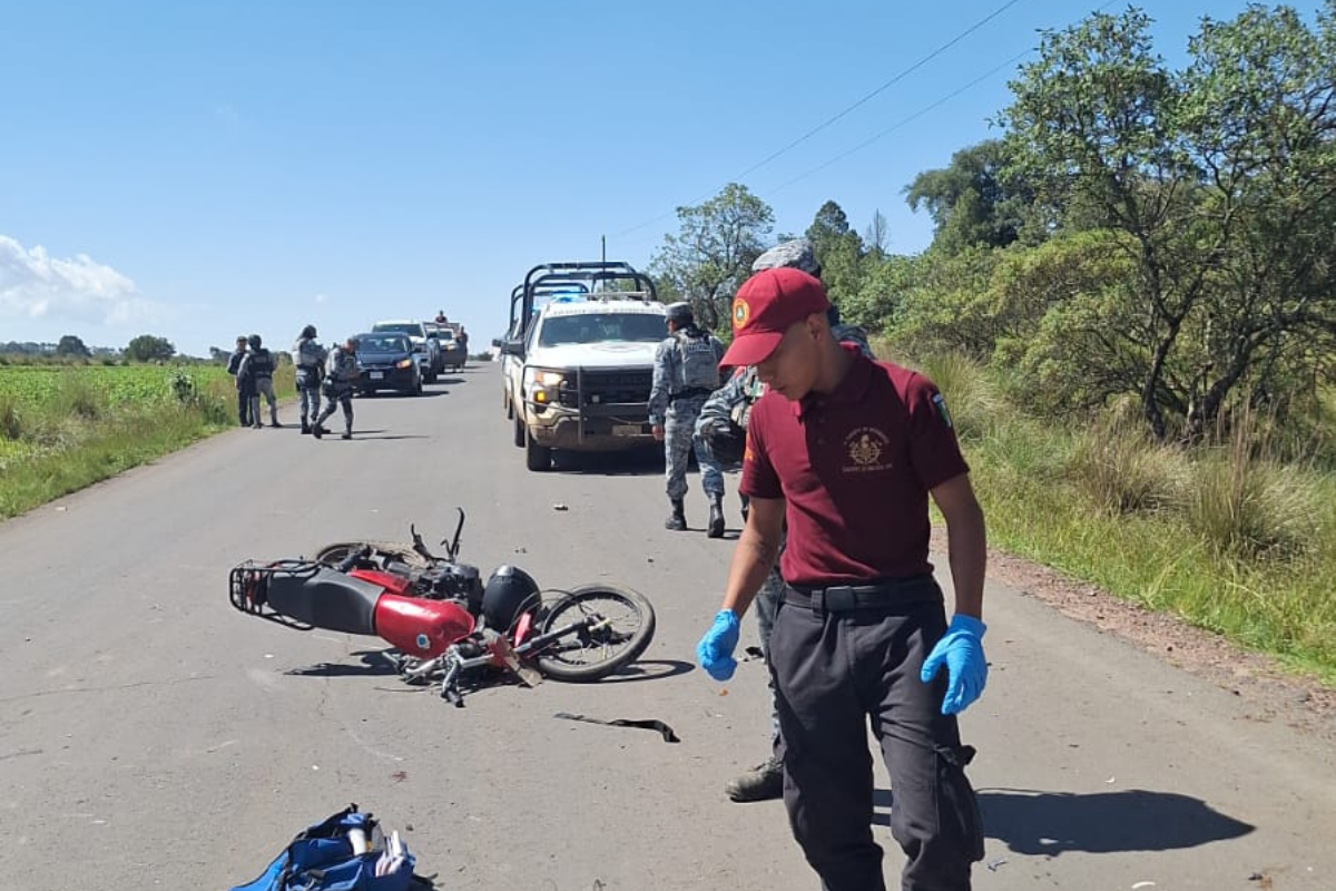 La colisión involucró a la motocicleta del joven y una camioneta oficial de la Guardia Nacional, según los reportes preliminares.