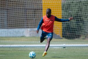 Enner Valencia dio el primer golpe con un golazo en el Nemesio Diez