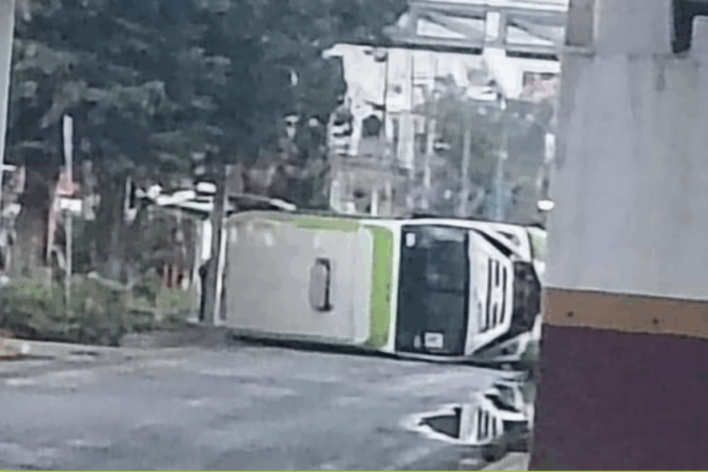 Accidente ocurrido a un costado del puente vehicular de la plaza de los Vientos