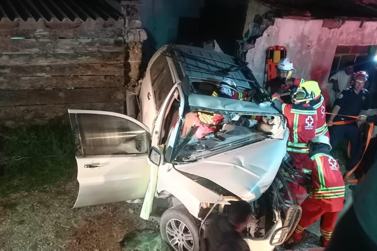 Una persona quedó prensada tras el impacto de una camioneta contra una barda