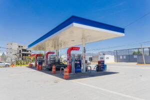 Conductores de la zona metropolitana de Pachuca han compartido en redes sociales imágenes de mantas colocadas cerca de estaciones de servicio que cuestionan los precios y el rendimiento del combustible
