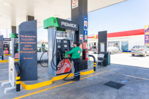 Entre mensajes sobre costos elevados y promesas de mejor rendimiento, las gasolineras en Hidalgo han convertido las calles de Pachuca en un escenario de competencia publicitaria y comercial