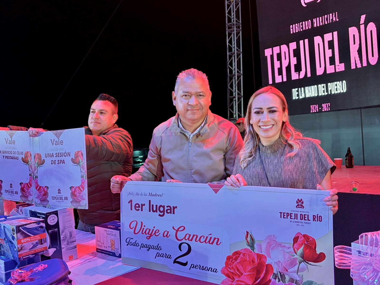 El gobierno municipal llevó a cabo una celebración masiva por el 10 de mayo.