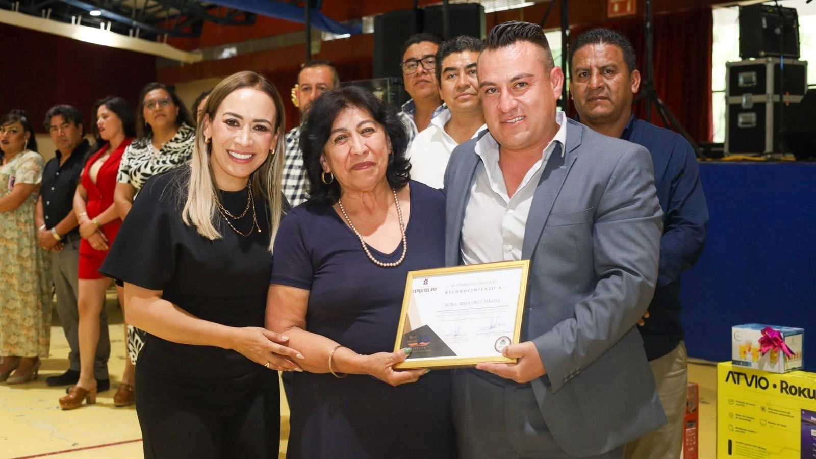 Docentes galardonados en Tepeji reciben reconocimiento por su trayectoria en la educación de Hidalgo.