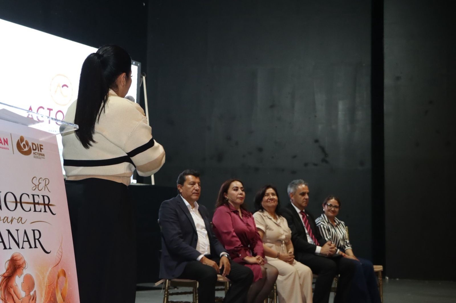 La presidenta municipal de Actopan, Imelda Cuéllar Cano, durante la presentación de la campaña Conocer para Sanar.