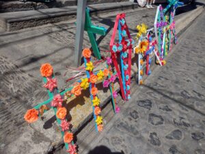 Las cruces azules, en tonos rey y marino, son las más solicitadas en el negocio de Litzy Dayana.