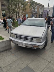 El accidente en Pachuca registrado en la Plaza Independencia dejó daños en una jardinera